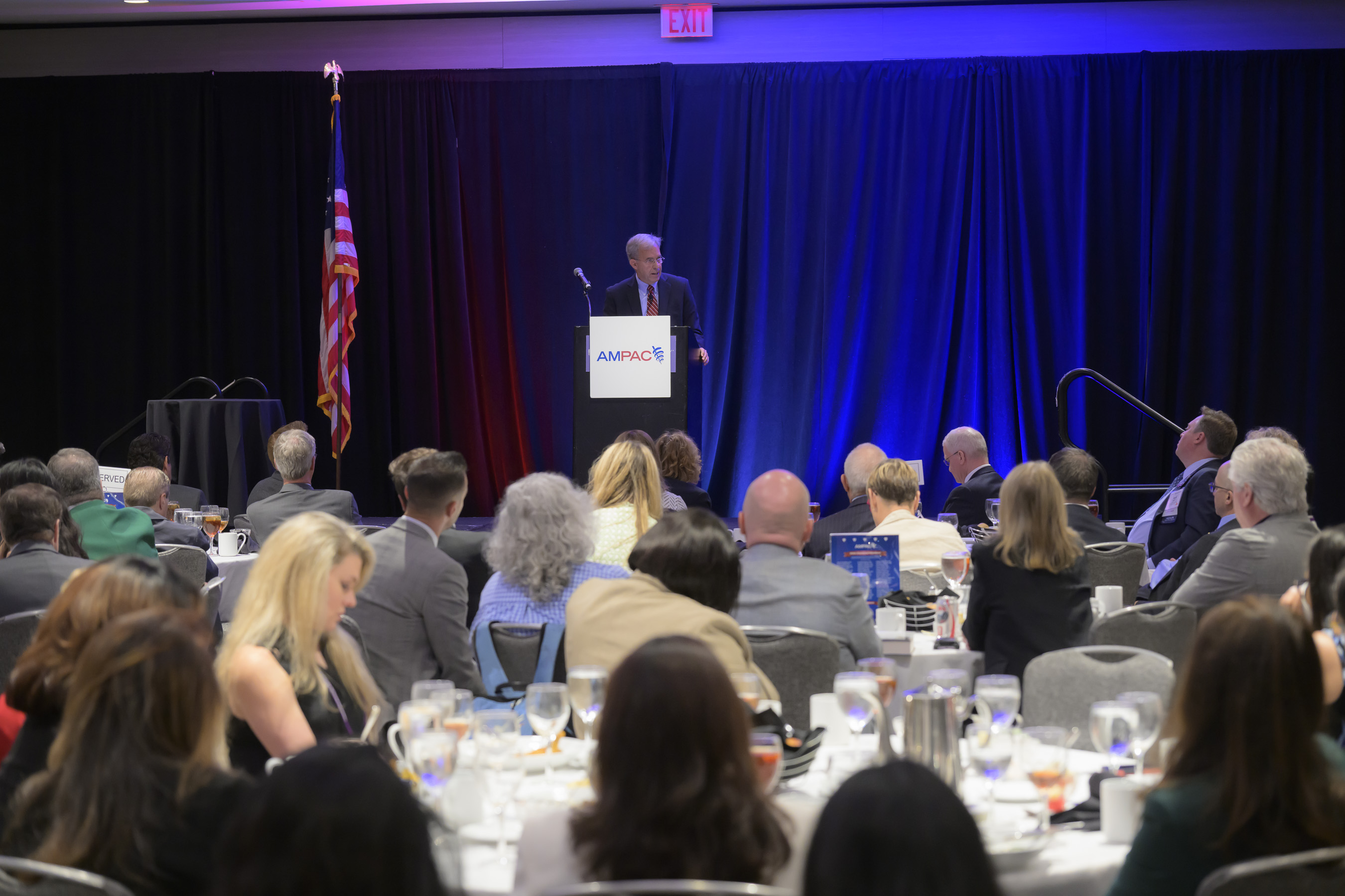 Rick Atkinson speaking to Capitol Club members